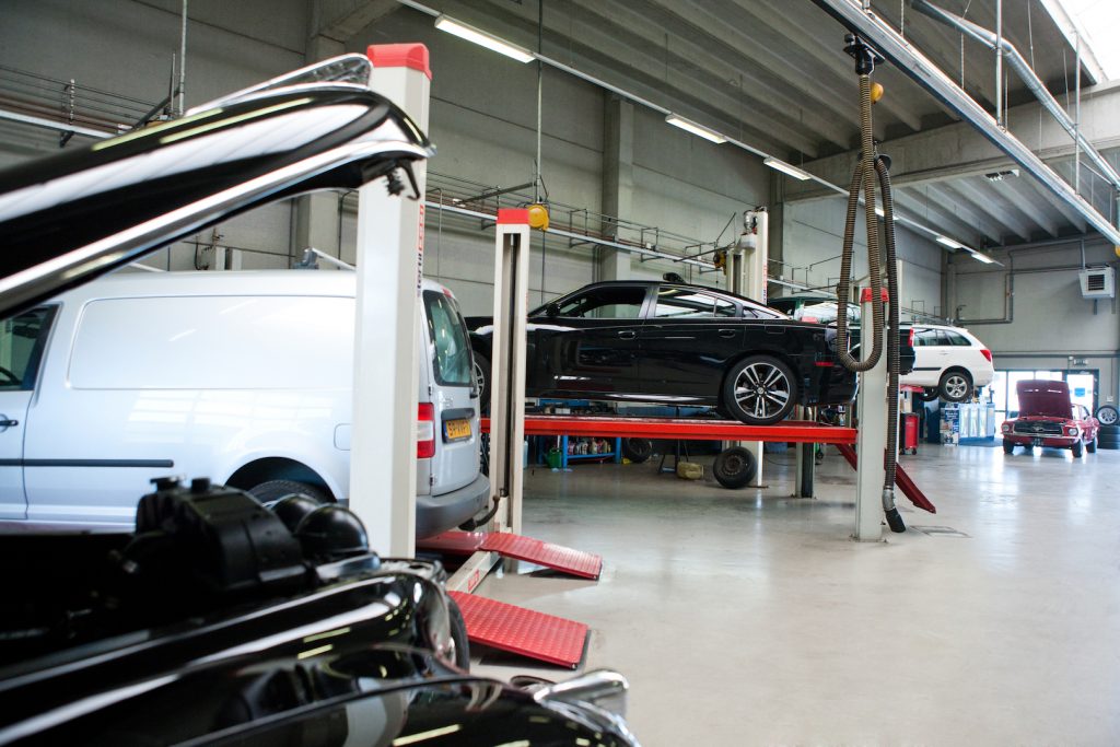 Blik in de autogarage van Garage Goudswaard in 's Heerenberg