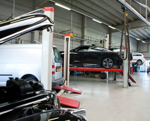 Blik in de autogarage van Garage Goudswaard in 's Heerenberg